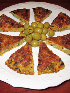 Una foto de Tortilla con pimiento verde, patatas cocidas y tomates