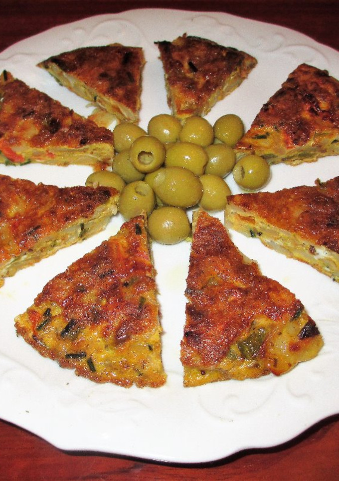 Una foto de Tortilla con pimiento verde, patatas cocidas y tomates