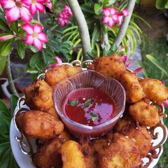 A picture of Dahi ke pakoray/ Yogurt fritters.