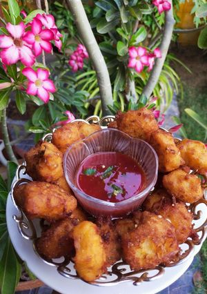 A picture of Dahi ke pakoray/ Yogurt fritters.