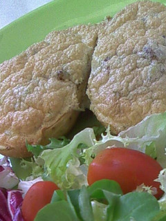 Una foto de Patatas rellenas de falso souflé de gambas