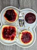 Mini cheesecakes com doce de morango caseiro