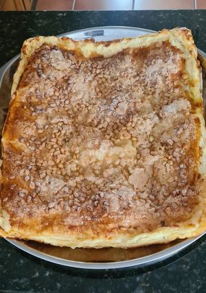 Una foto de 179. Coca de San Juan de hojaldre, crema y piñones