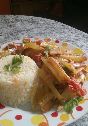Una foto de Saltado de atún en lata