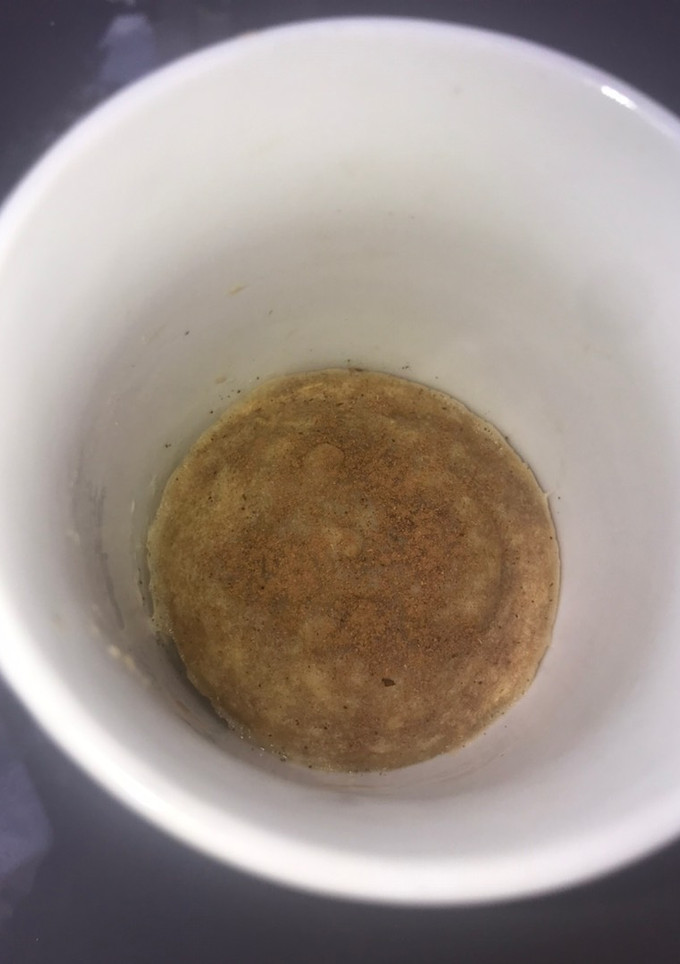 Una foto de Mug cake sin azúcar de mantequilla de cacahuete y plátano