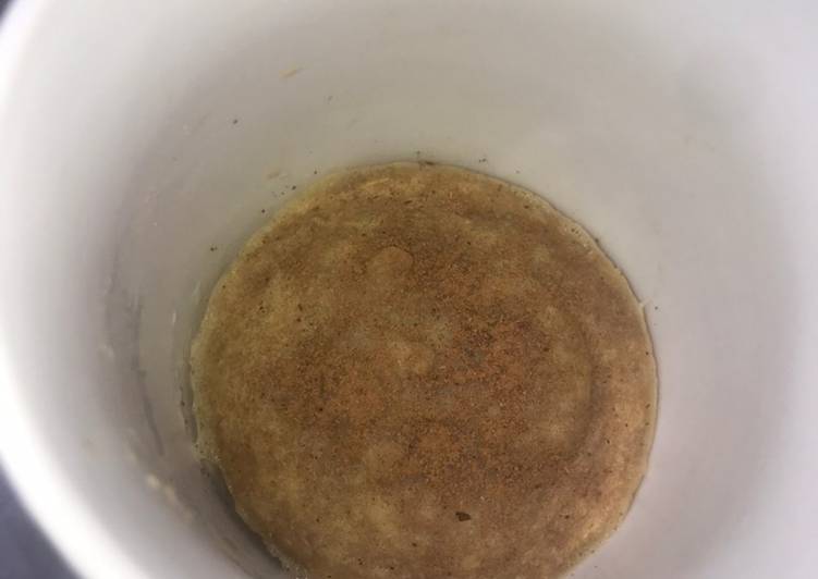 Mug cake sin azúcar de mantequilla de cacahuete y plátano