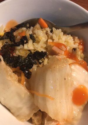 Hình của món Cơm chiên bơ ăn kèm rong biển, kimchi.