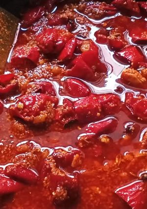 લાલ મરચા નું અથાણું (Lal Marcha Athanu Recipe In Gujarati) રેસીપી મુખ્ય ફોટો