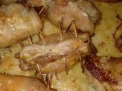 Una foto de muslo de pollo deshuesado relleno