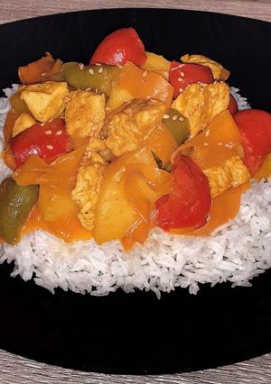 Une photo de Poulet sauce aigre-douce aux tomates vertes, poivrons et ananas