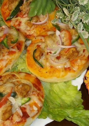 A picture of Mini pizza with speghetti.