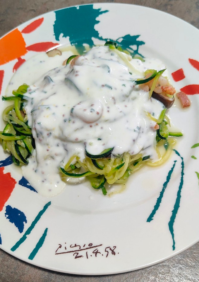 Una foto de Espagueti de calabacín en salsa de yogurt. (mar y montaña)