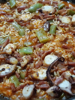 Una foto de Arroz con pulpo y bacon