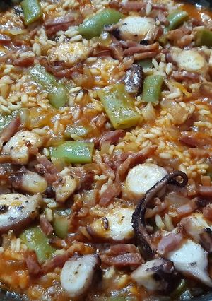 Una foto de Arroz con pulpo y bacon