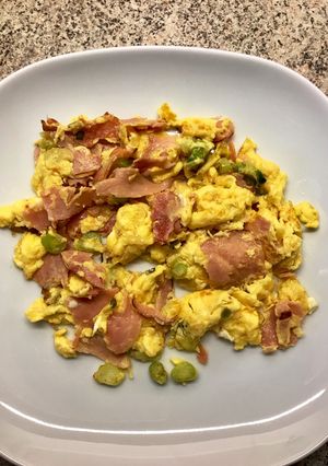 Prágai sonkás-hagymás tojásrántotta recept fotója