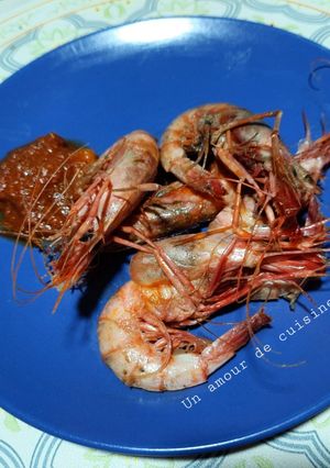 Une photo de Crevettes sautées accompagnées de sauce piquante 🦐