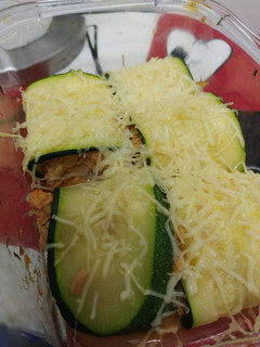 Una foto de 🥒 Canelones de calabacín rellenos de atún y queso