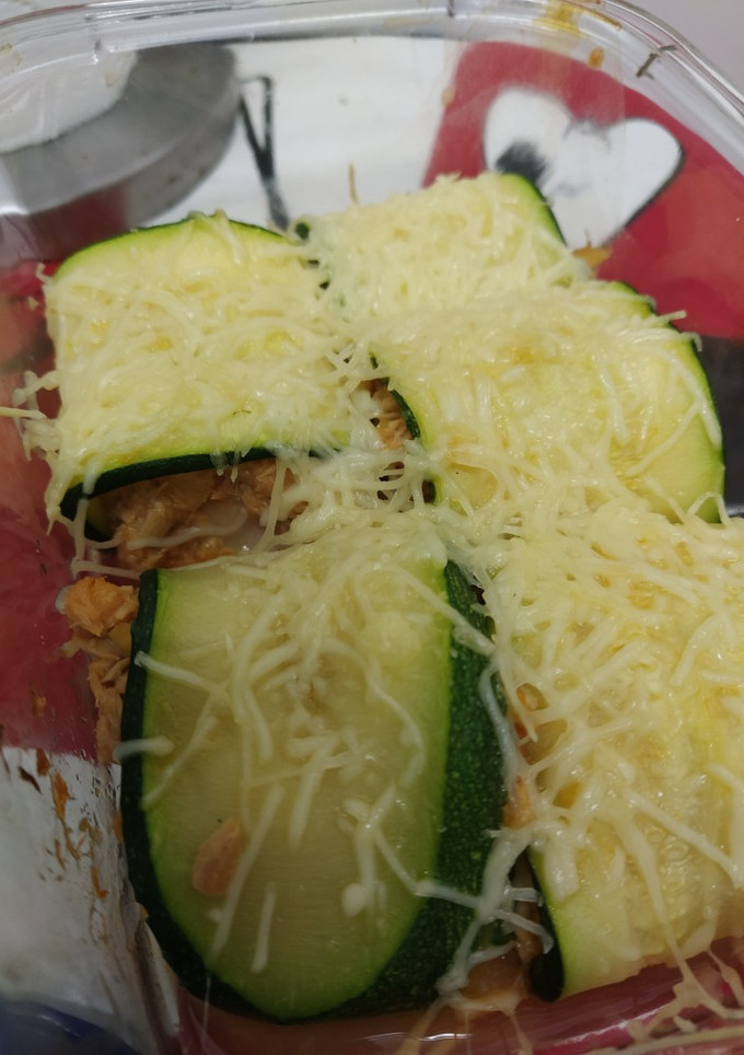 Una foto de 🥒 Canelones de calabacín rellenos de atún y queso