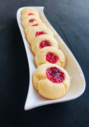 A picture of Jam cookies or Swedish cookies.