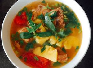 Hình của món Canh sườn chua nấu dứa.