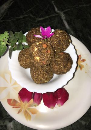 दवाई लड्डू (dawai ladoo recipe in Hindi) रेसिपी मुख्य फोटो