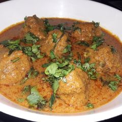 A picture of Pea potato kofta curry.