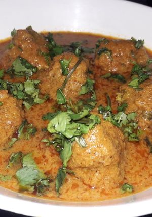 A picture of Pea potato kofta curry.