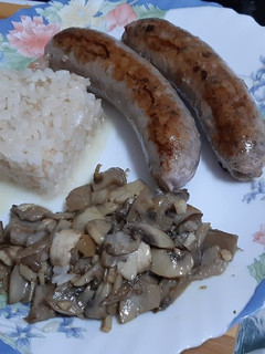 Una foto de Butifarras catalanas con hongos y arroz blanco