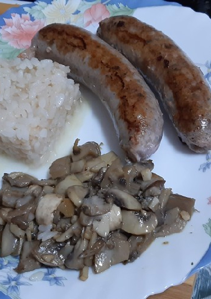 Una foto de Butifarras catalanas con hongos y arroz blanco