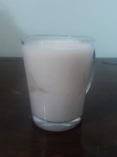 صورة لوصفة عصير موز و فراوله جميل 🥰