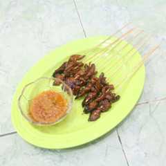A picture of Sate taichan kulit ayam.