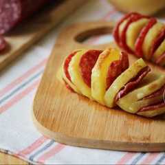 Foto di Patate Hasselback con salame