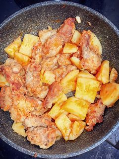 Hình của món Thịt heo sốt thơm chua ngọt.