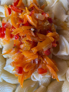 Una foto de Coditos con verduras