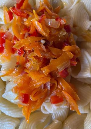 Una foto de Coditos con verduras