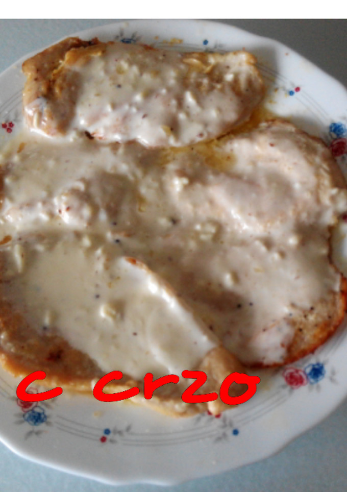 Una foto de Pechuga de pollo con salsa de queso
