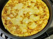 Una foto de omelette con pollo