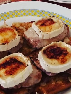 Una foto de Tosta de solomillo y queso de cabra caramelizado