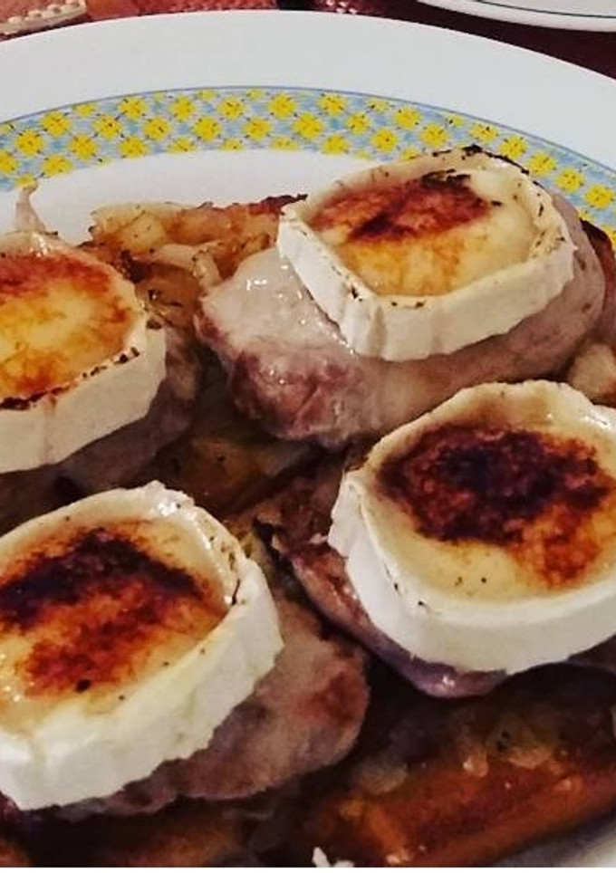 Una foto de Tosta de solomillo y queso de cabra caramelizado
