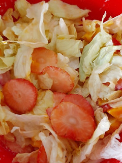 Una foto de Ensalada de mango, fresa y lechuga