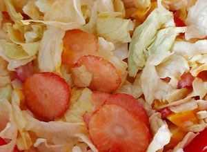 Una foto de Ensalada de mango, fresa y lechuga