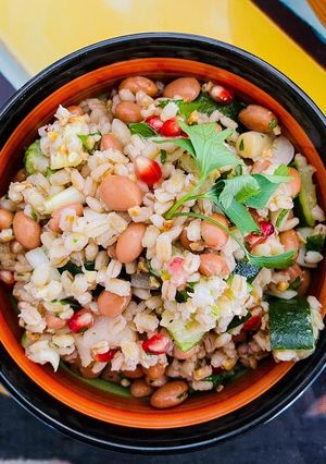 Foto di Orzo con borlotti e melograno