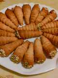 Cannoncini ripieni con mousse al tonno e granella di pistacchi