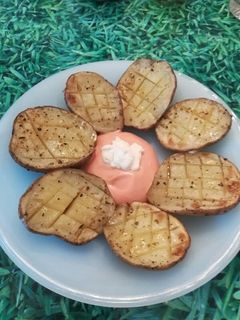 Una foto de Patatas asadas con salsa rosa