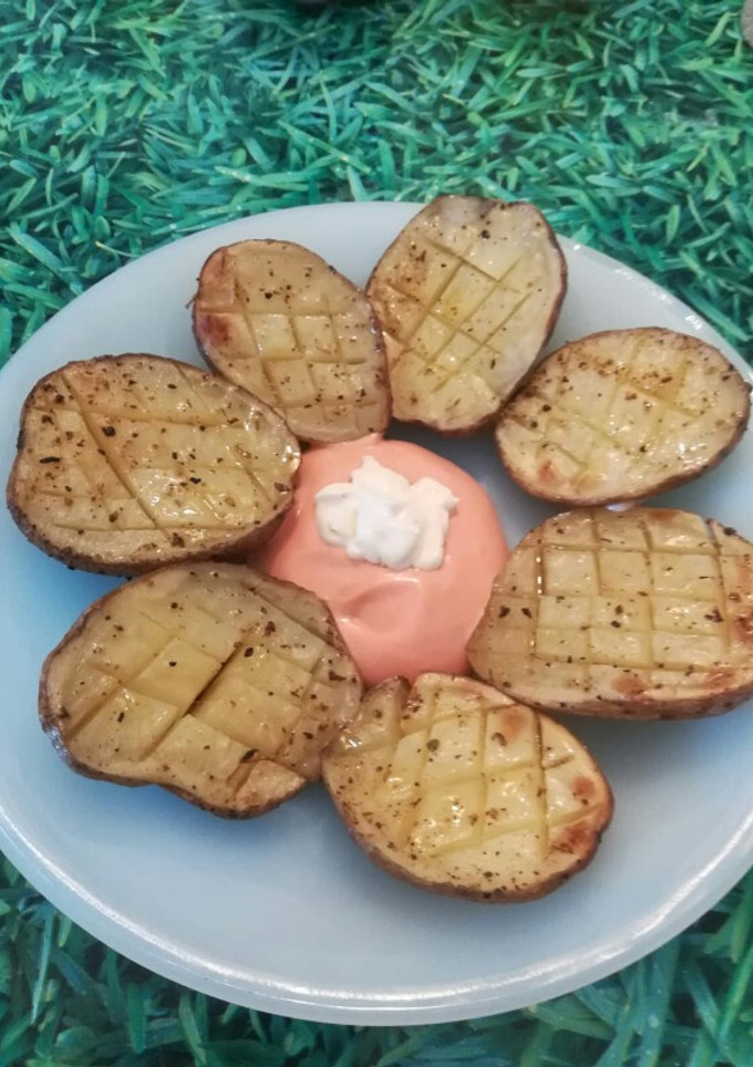 Una foto de Patatas asadas con salsa rosa