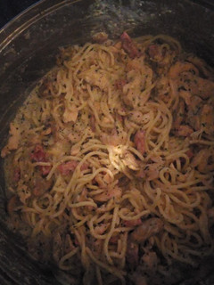Una foto de Spaghetti a la carbonara con pollo, bacon y champiñones