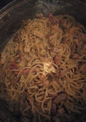 Una foto de Spaghetti a la carbonara con pollo, bacon y champiñones