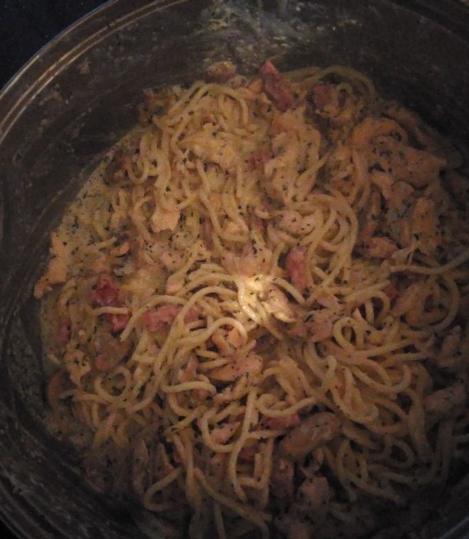 Foto principal de Spaghetti a la carbonara con pollo, bacon y champiñones