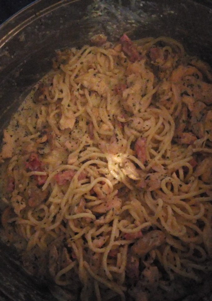 Una foto de Spaghetti a la carbonara con pollo, bacon y champiñones