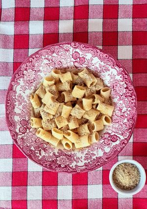 Una foto de Fideos (pasta seca) con "manteca" y "queso" veganos